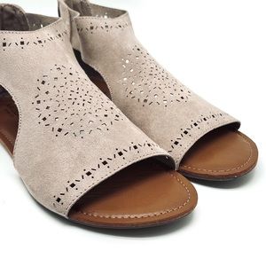 Arizona Jeans Tawny Sandal Faux Suede Cut Out Flats Taupe Size 9.5